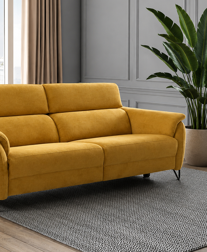 historia-evolucion-novostylo Sofá moderno tapizado en color mostaza en una sala de estar decorada, ejemplo del catálogo y la evolución en diseño de Novostylo.