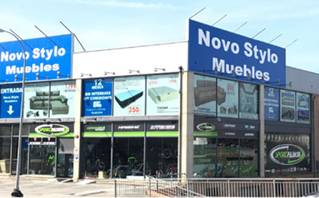 novostylo-vigo Gran exposición exterior y cartelería de la tienda Novo Stylo Muebles en Vigo.