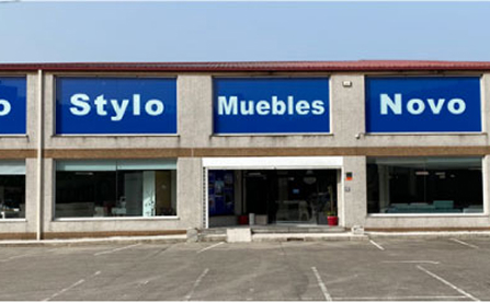 novostylo-vilaboa Exterior de la tienda de muebles Novo Stylo con amplio aparcamiento en Vilaboa, Pontevedra.