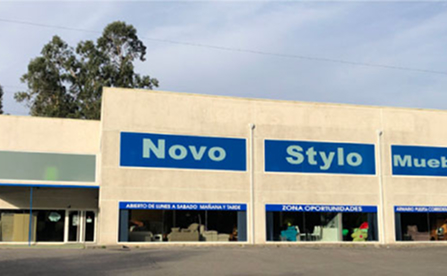 novosytlo-barro Fachada principal de la tienda y zona de oportunidades de Novo Stylo Muebles en Barro, Pontevedra.